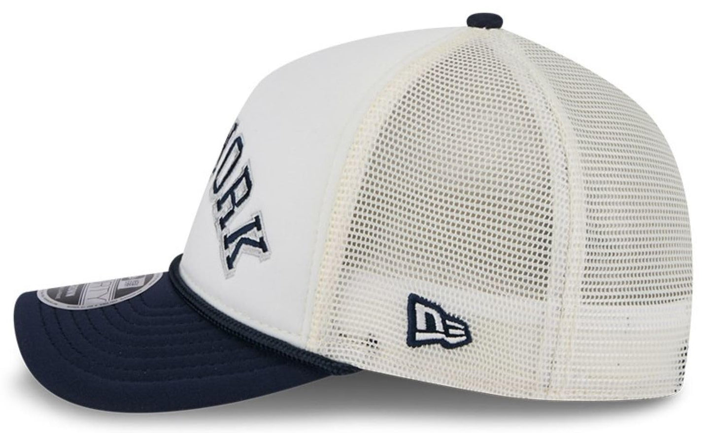 New Era 9FORTY MLB New York Yankees Chrome Arch M-Crown A-Frame Rope Adjustable Trucker Snapback Cap - White